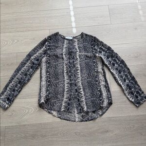 Ovi Black and Gray Patterned Blouse